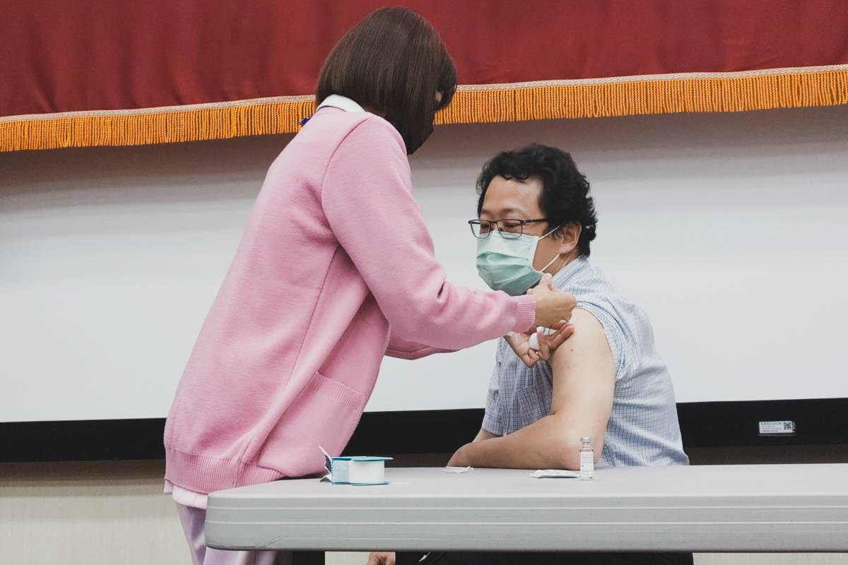 北市衛生局局長陳彥元接種XBB.1.5疫苗，呼籲民眾踴躍接種