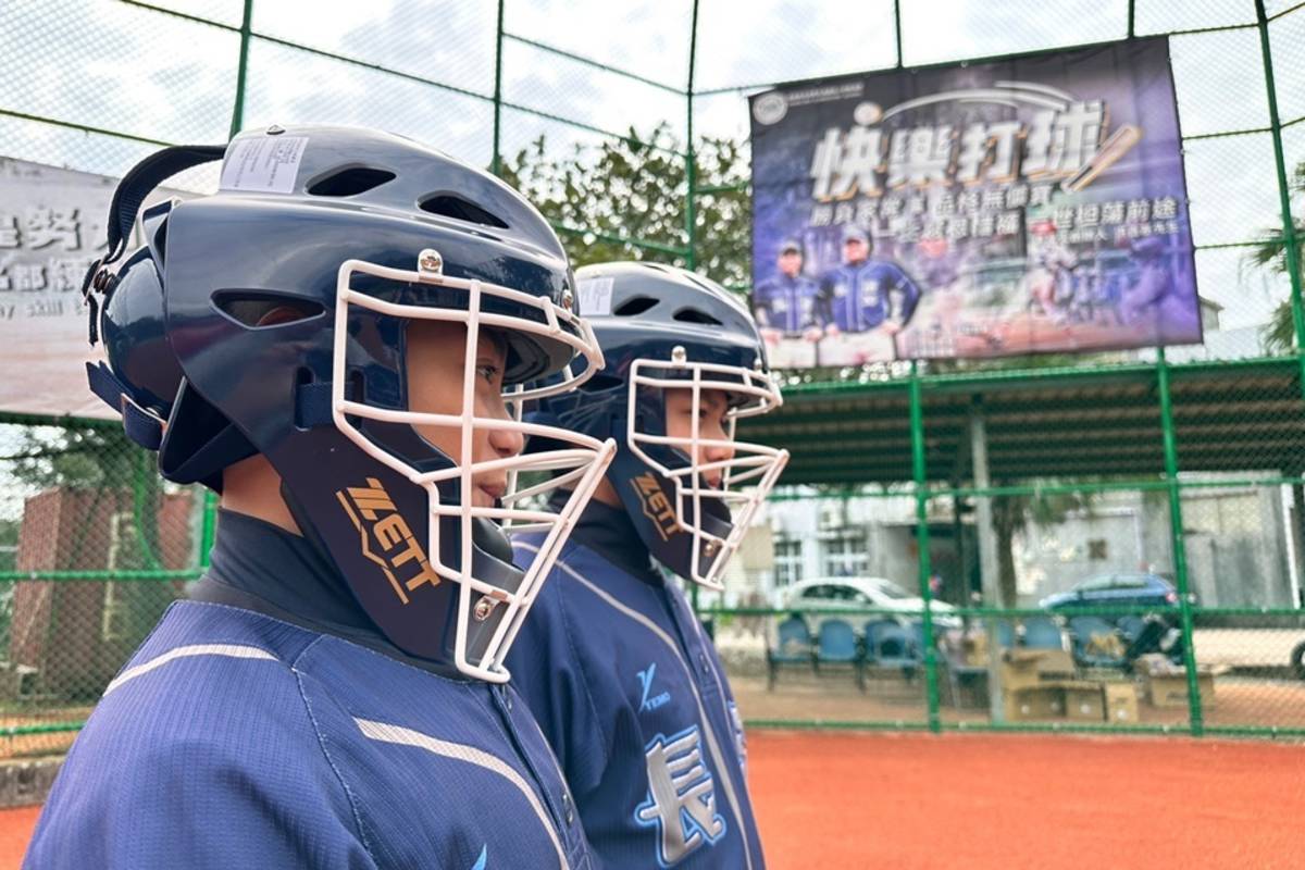 臺東縣長濱國小棒球隊獲企業捐贈棒球設備經費，讓選手的練習裝備更加完善。