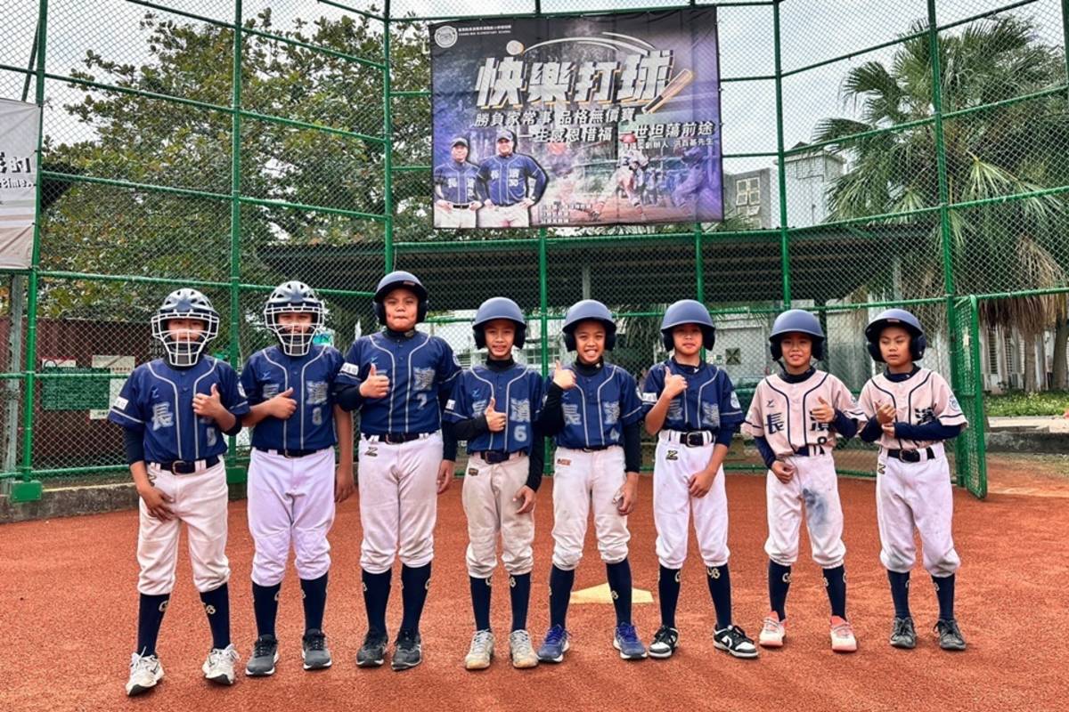 臺東縣長濱國小棒球隊獲企業捐贈棒球設備經費，讓選手的練習裝備更加完善。