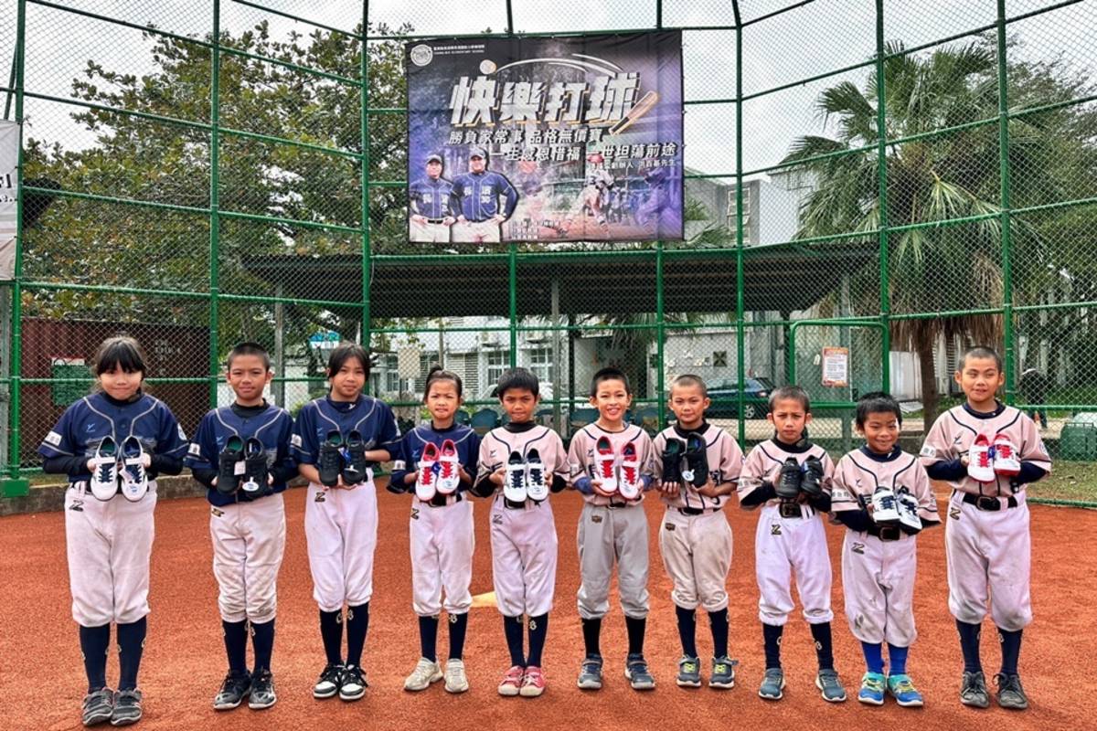 臺東縣長濱國小棒球隊獲企業捐贈棒球設備經費，讓選手的練習裝備更加完善。