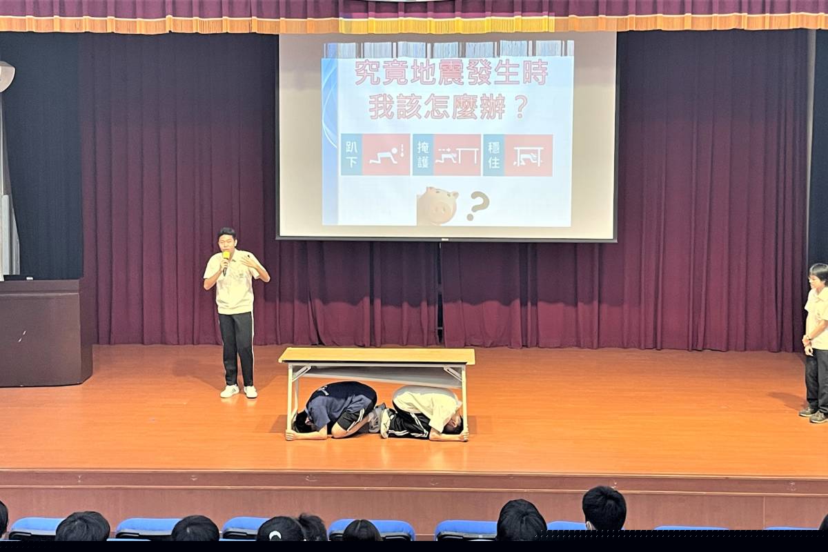 學生演示地震地震保命3步驟「趴下、掩護、穩住」