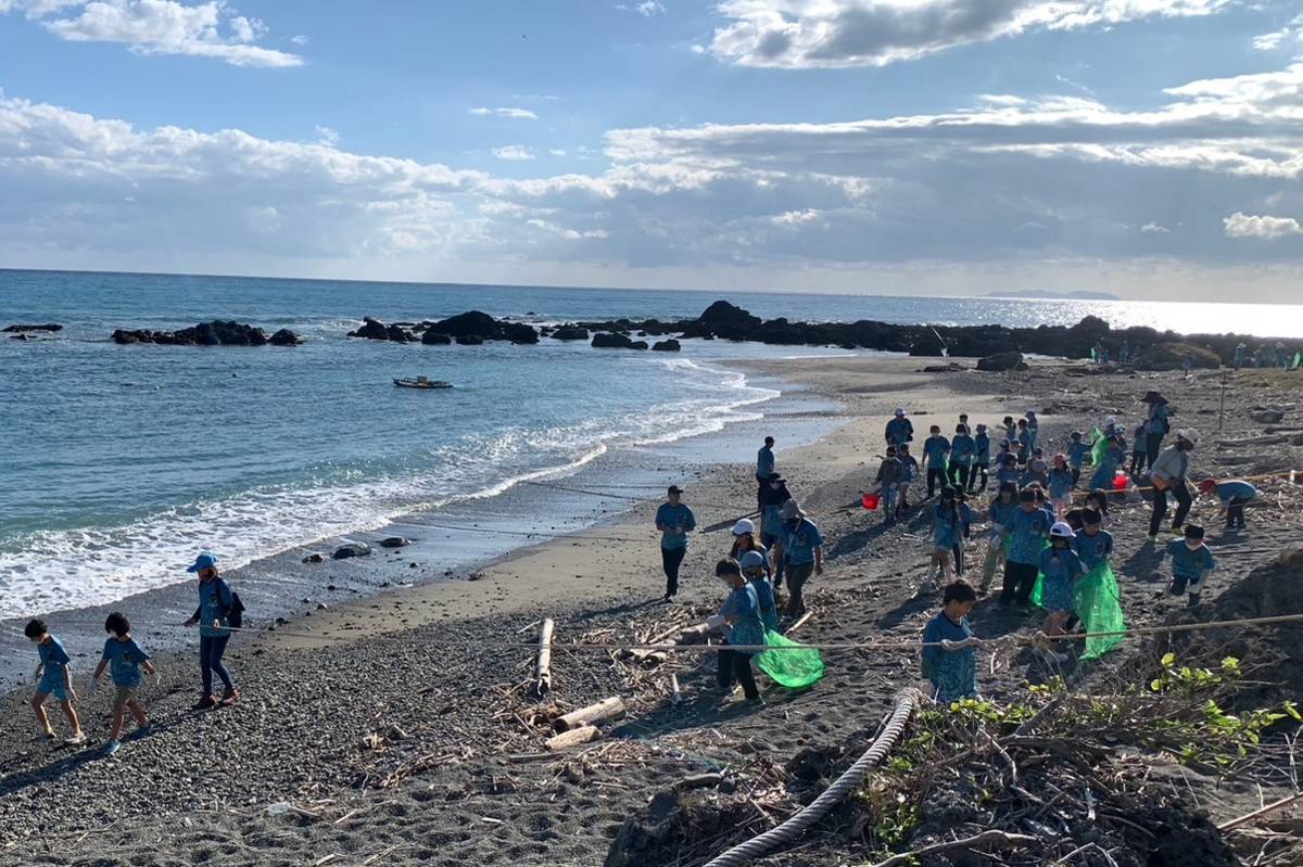 富山實小在海賊灣進行淨灘活動