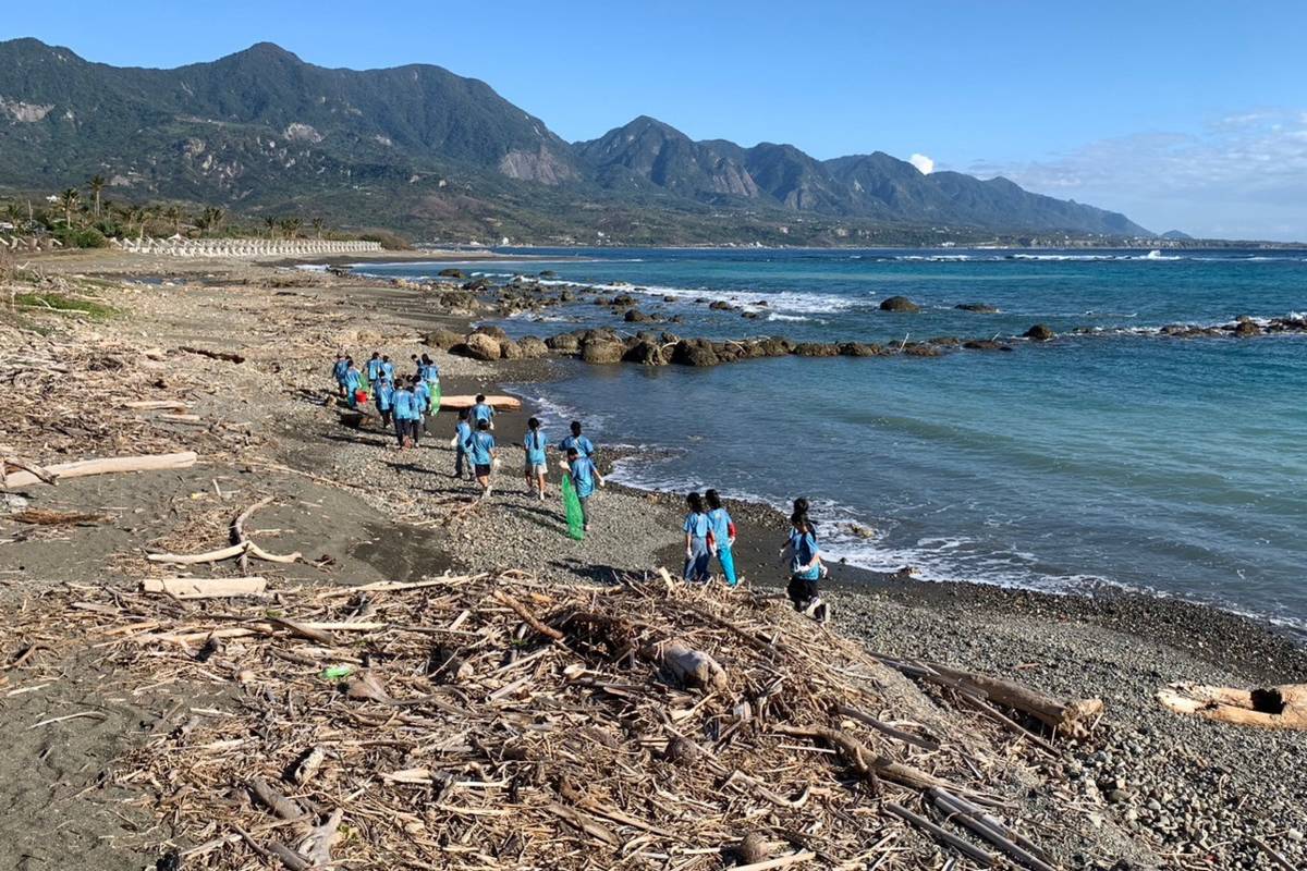 富山實小在海賊灣進行淨灘活動