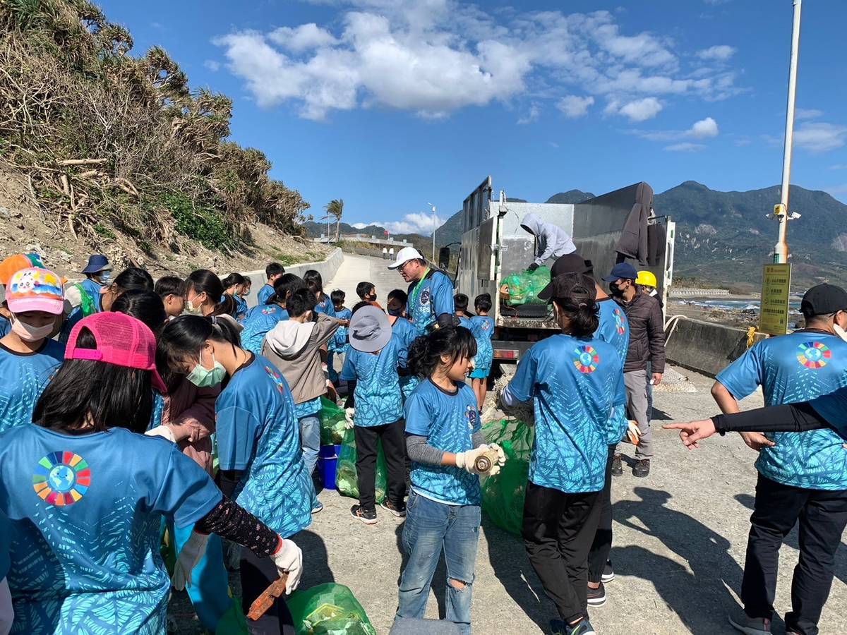 富山實小淨灘後由東管處垃圾車載運