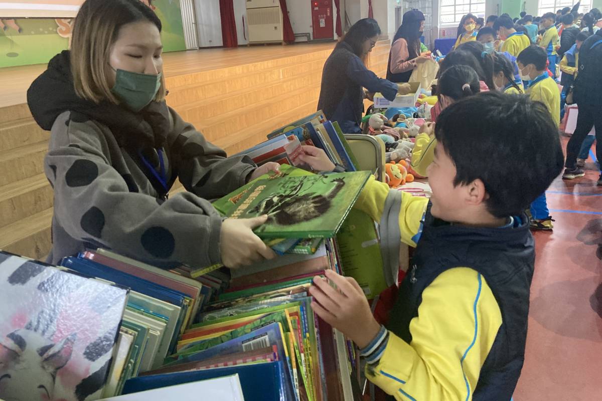 北市五常國小舉辦歲末迎春揮毫暨愛書惜物跳蚤市場義賣送暖活動