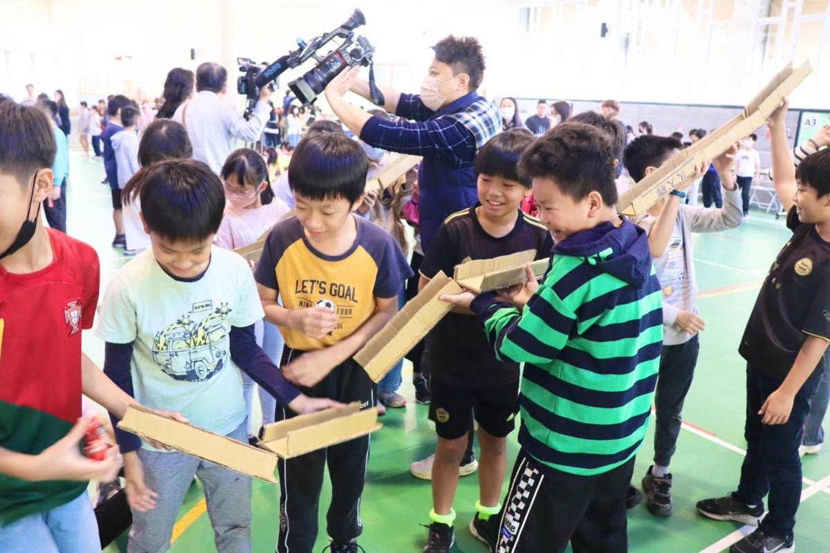 大手牽小手 文藻外大用遊戲帶河堤國小學生環遊世界