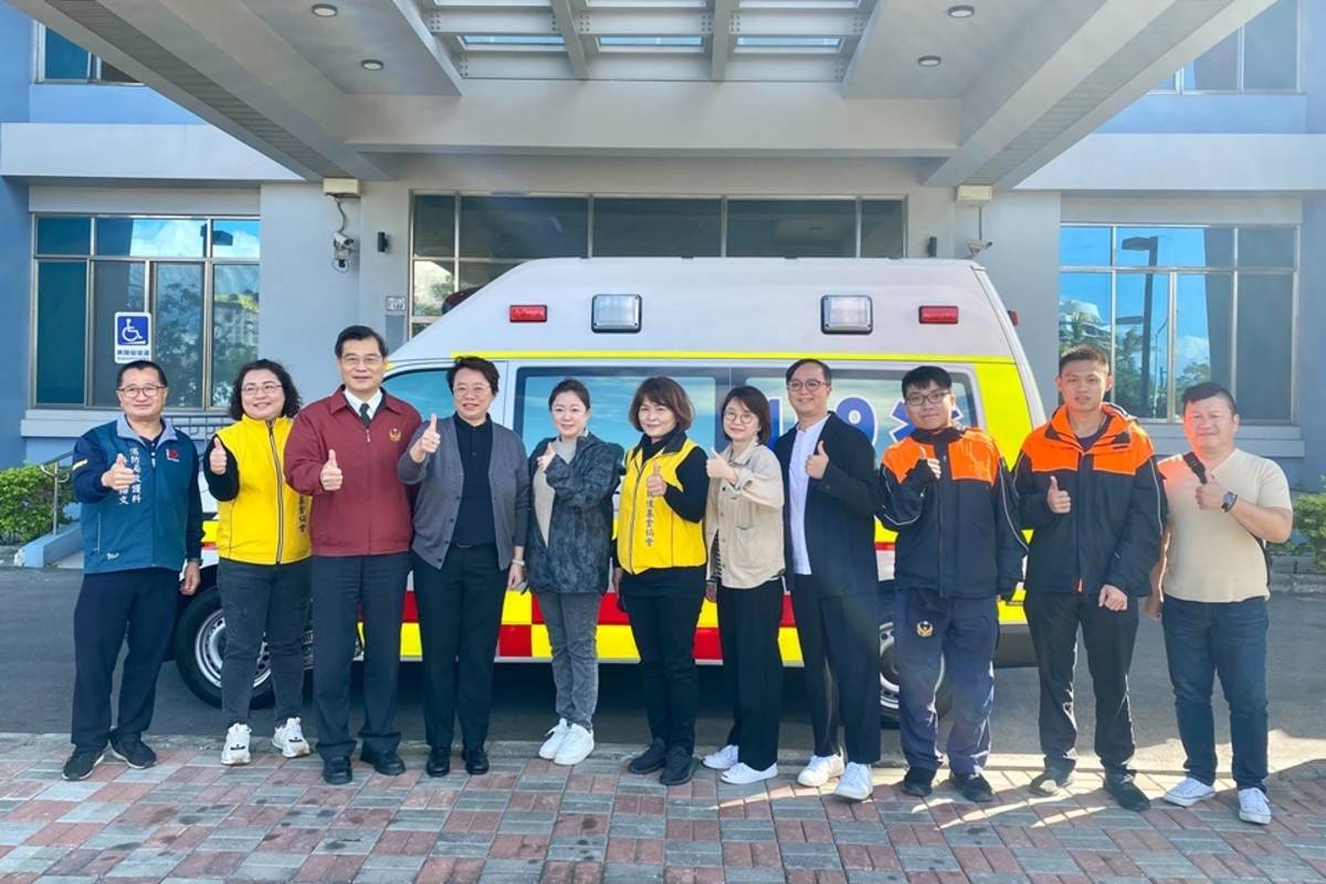 臺東縣消防局獲徐玉蘭女士等347位善心人士捐贈1輛高頂救護車，提升到院前緊急救護品質。