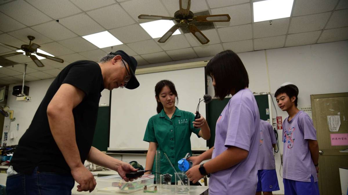 主持人K博士與亮亮(左一、二)實地造訪學校一探科展團隊作品。