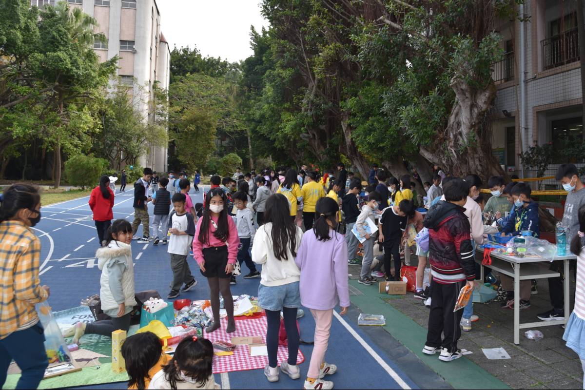 螢橋國小舉辦愛書惜物跳蚤市場