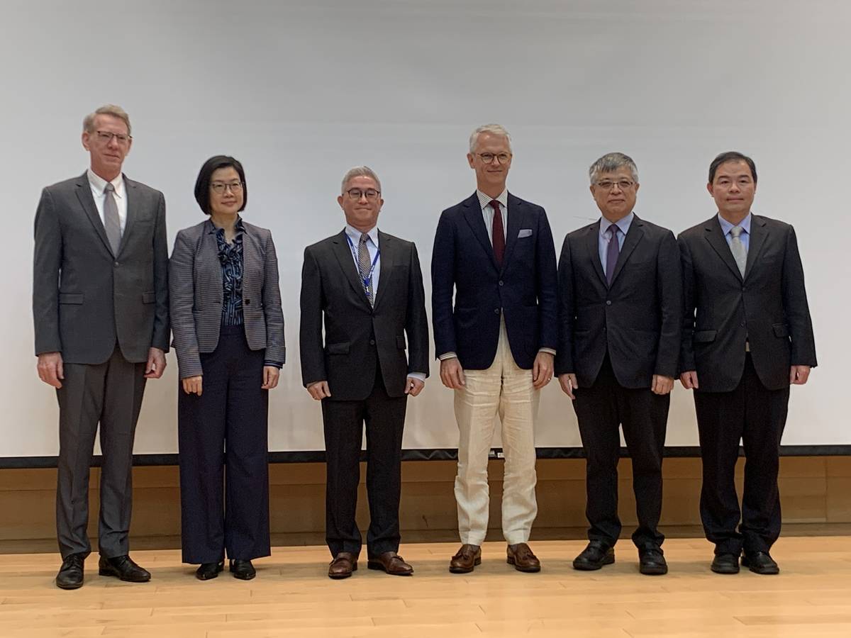 教育部政務次長劉孟奇(右2)、美國在臺協會副處長柯傑民(右3)等出席來賓合影