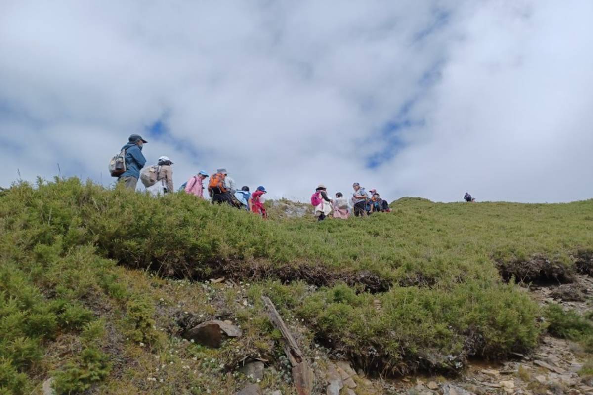 大手牽小手，溪南國小登山去