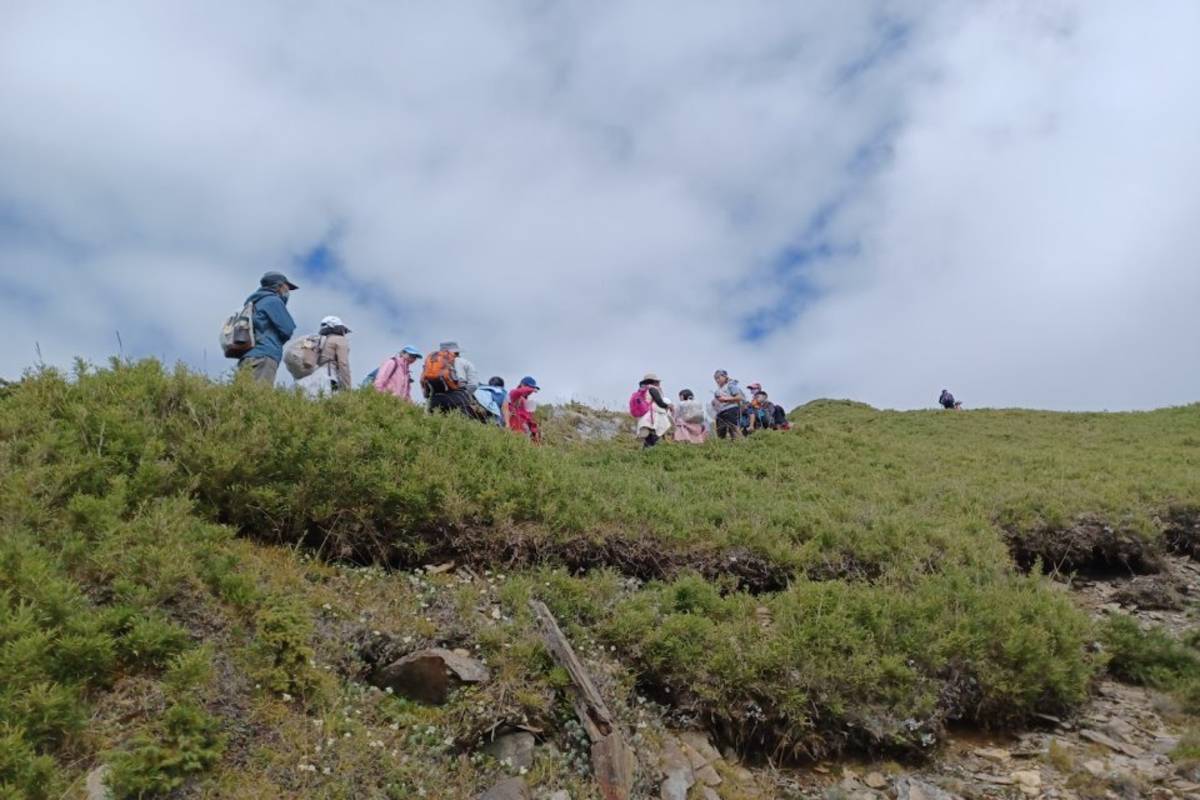 大手牽小手，溪南國小登山去