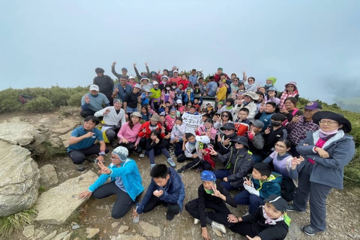 埔里溪南國小 大手牽小手登上合歡群峰