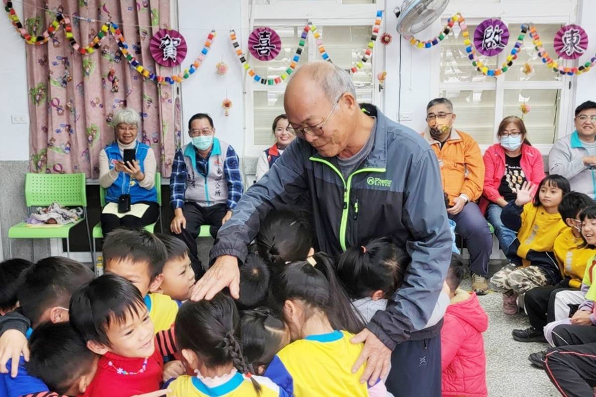 在泰源國小服務43年的教導主任林啟東今年退休，校方舉辦歡送會，學童不捨爭相擁抱。