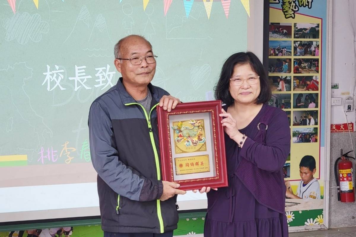 在泰源國小服務43年的教導主任林啟東(左)今年退休，校長邵雅倩(右)致贈紀念品。