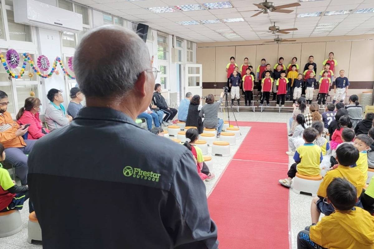 在泰源國小服務43年的教導主任林啟東今年退休，校方舉辦歡送會，學童以歌聲送上祝福。