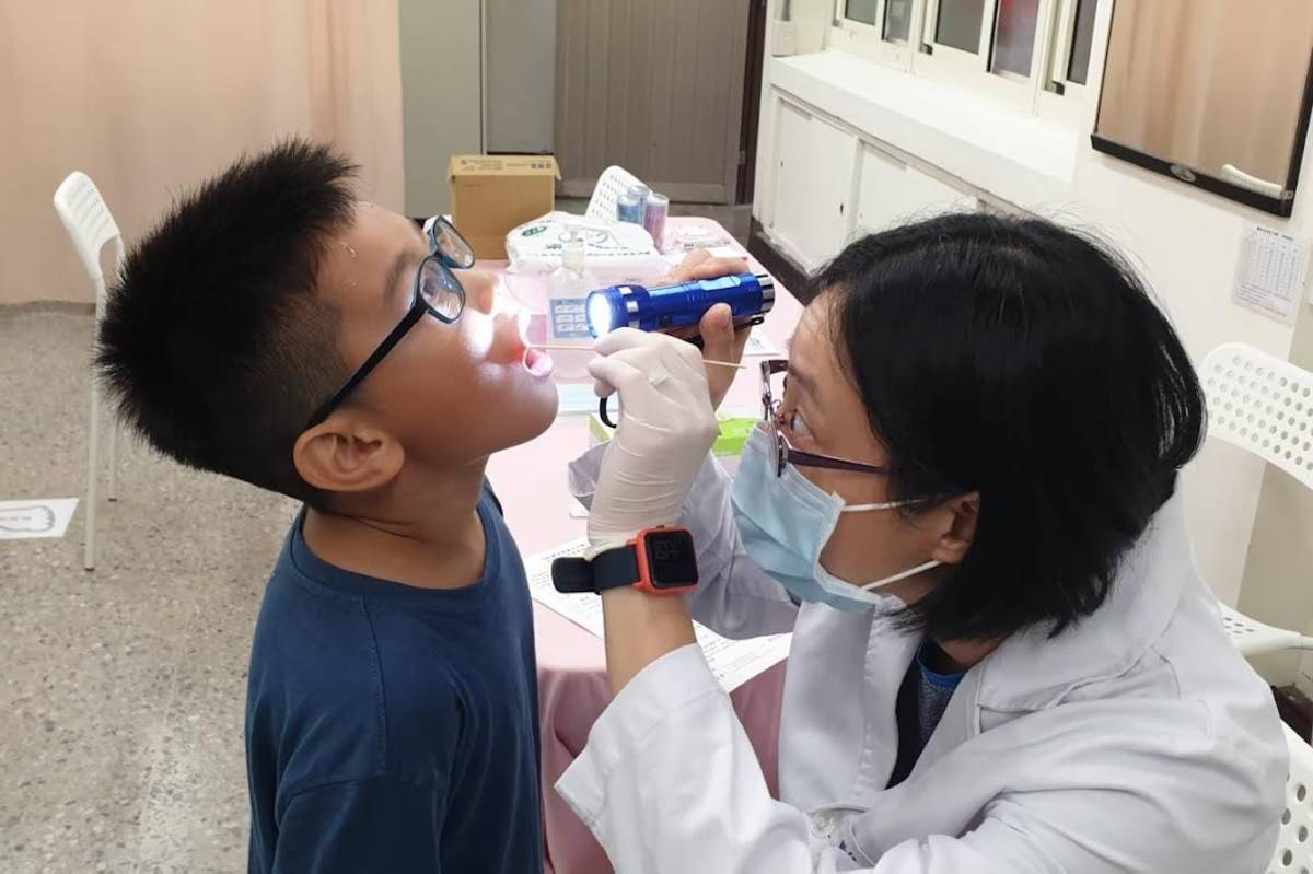 臺北市立聯合醫院提供設籍北市6到12歲學童免費塗氟服務