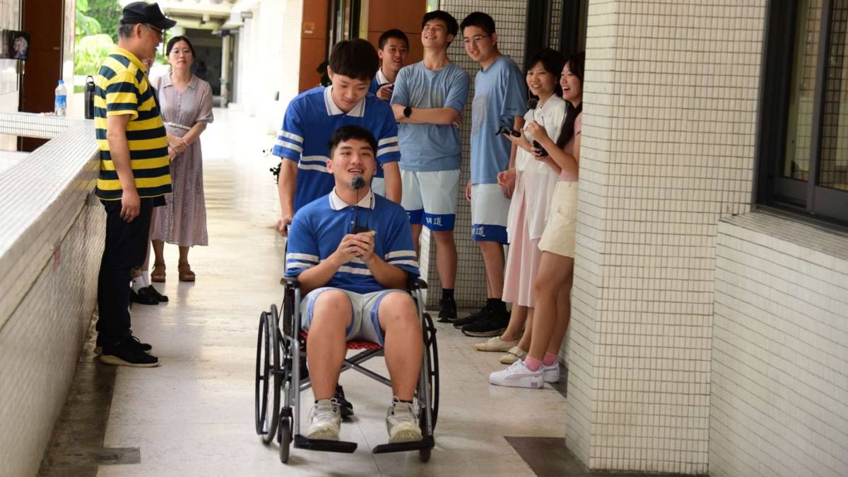 從關愛家人出發，臺中市私立明道高中科展團隊打造結合輪椅與便椅的多功能「方便椅」。