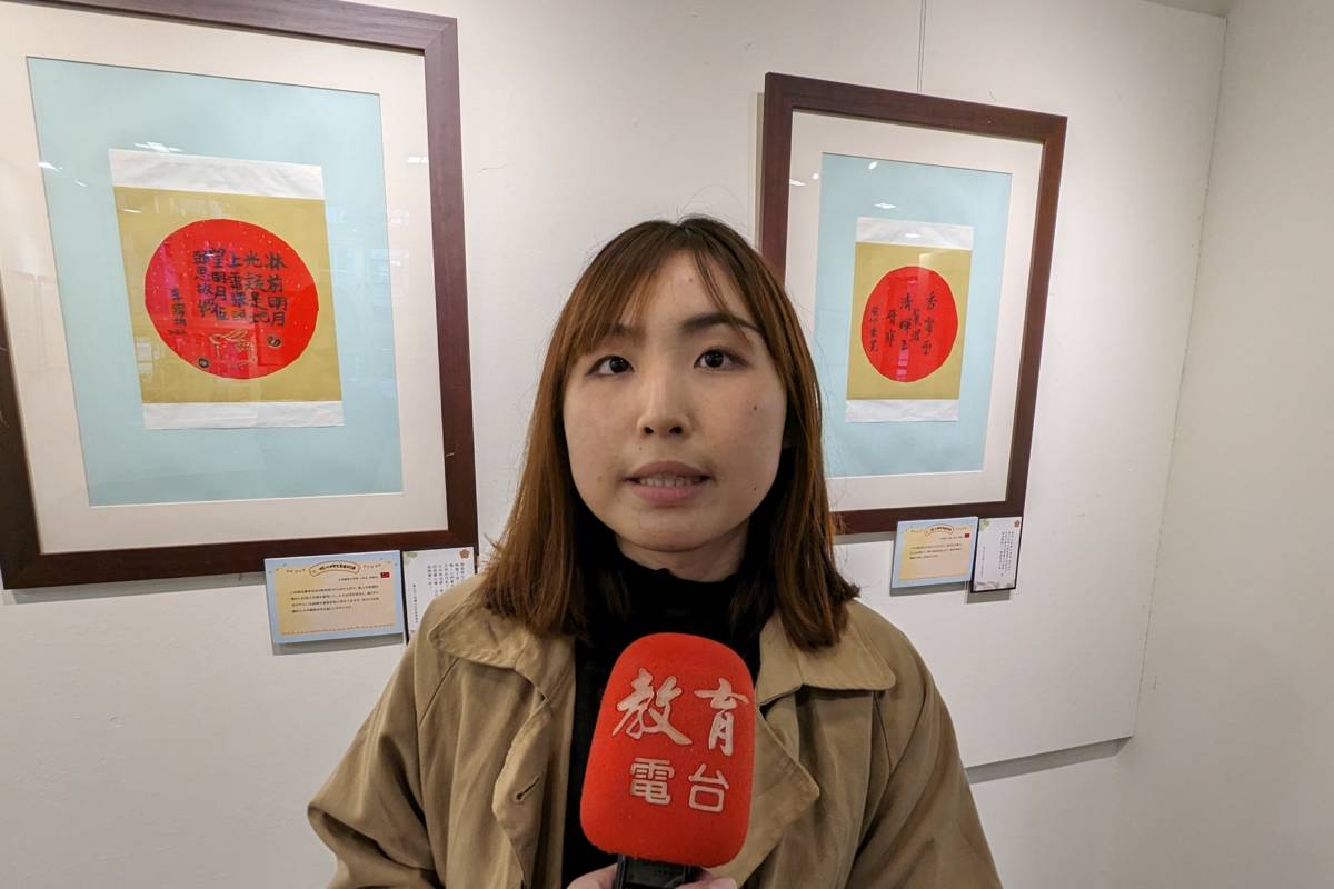 蘇育萱老師表示，從作品主題、襯底、畫框到展場陳列，皆強調豐富性和層次感

