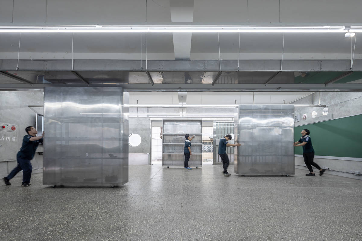 實習工場入口川廊空間設計有彈性機能展櫃有利教學活動使用