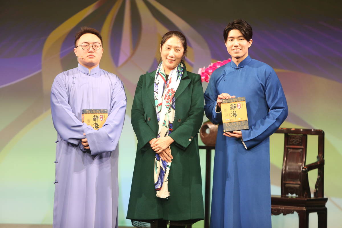 台北曲藝團團長葉怡均(中)與結業習藝生