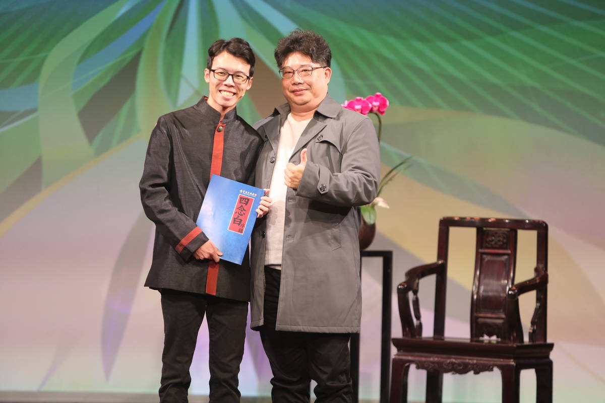 臺北木偶劇團團長林永志(右)與結業習藝生