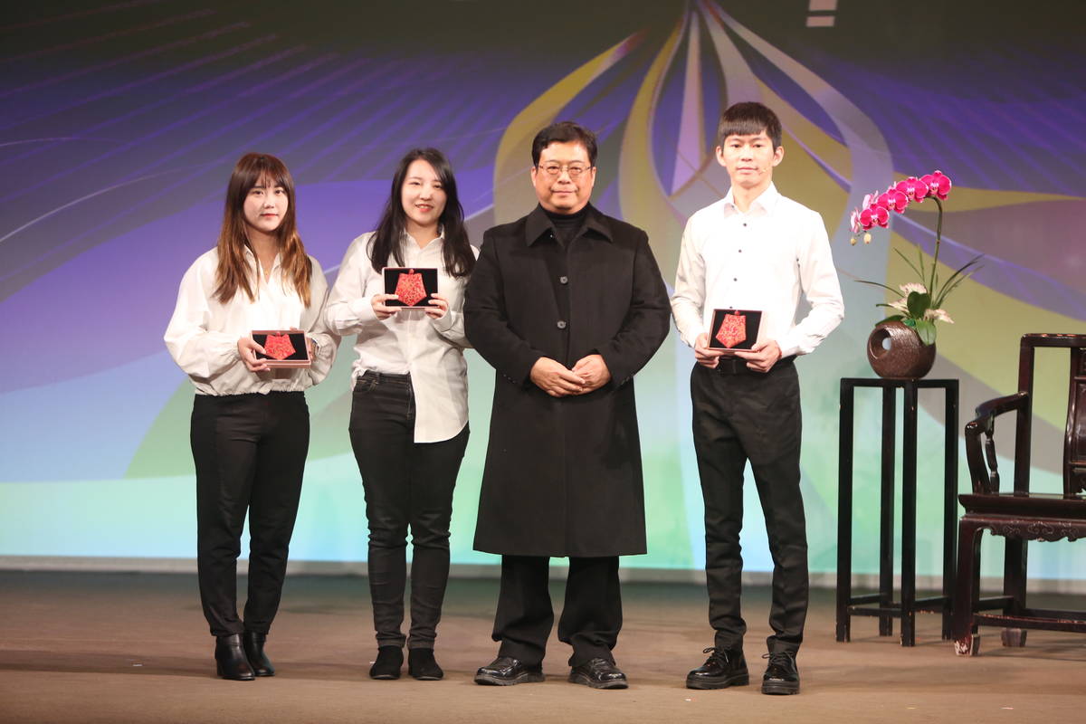 昇平五洲園團長林政興(右二)與結業習藝生