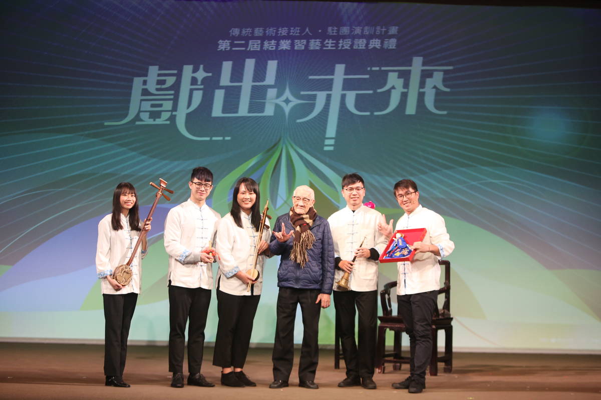 陳錫煌傳統掌中劇團團長陳錫煌(右三)與結業習藝生