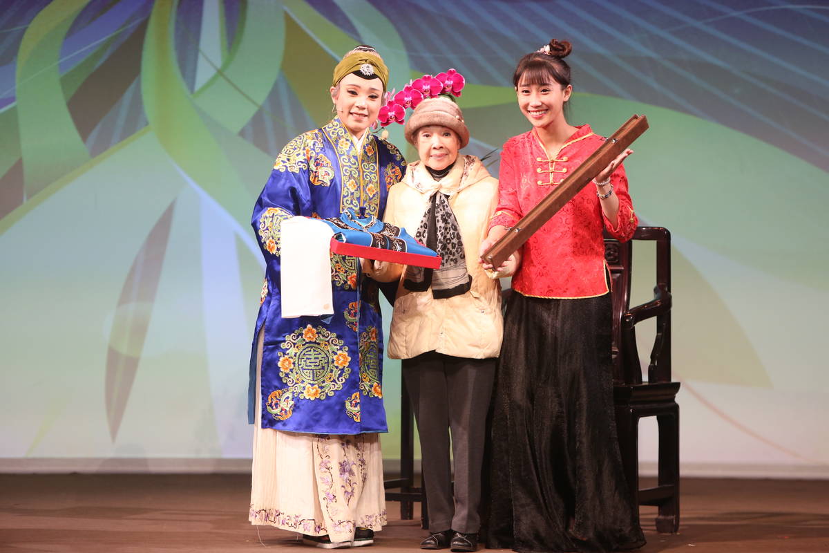 薪傳歌仔戲劇團團長廖瓊枝(中)與結業習藝生