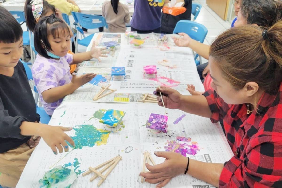 臺東家扶中心大武服務處推動「兒童啟力計畫」，日前邀請JA Paint畫室講師指導，帶領親子體驗壓克力流動畫。