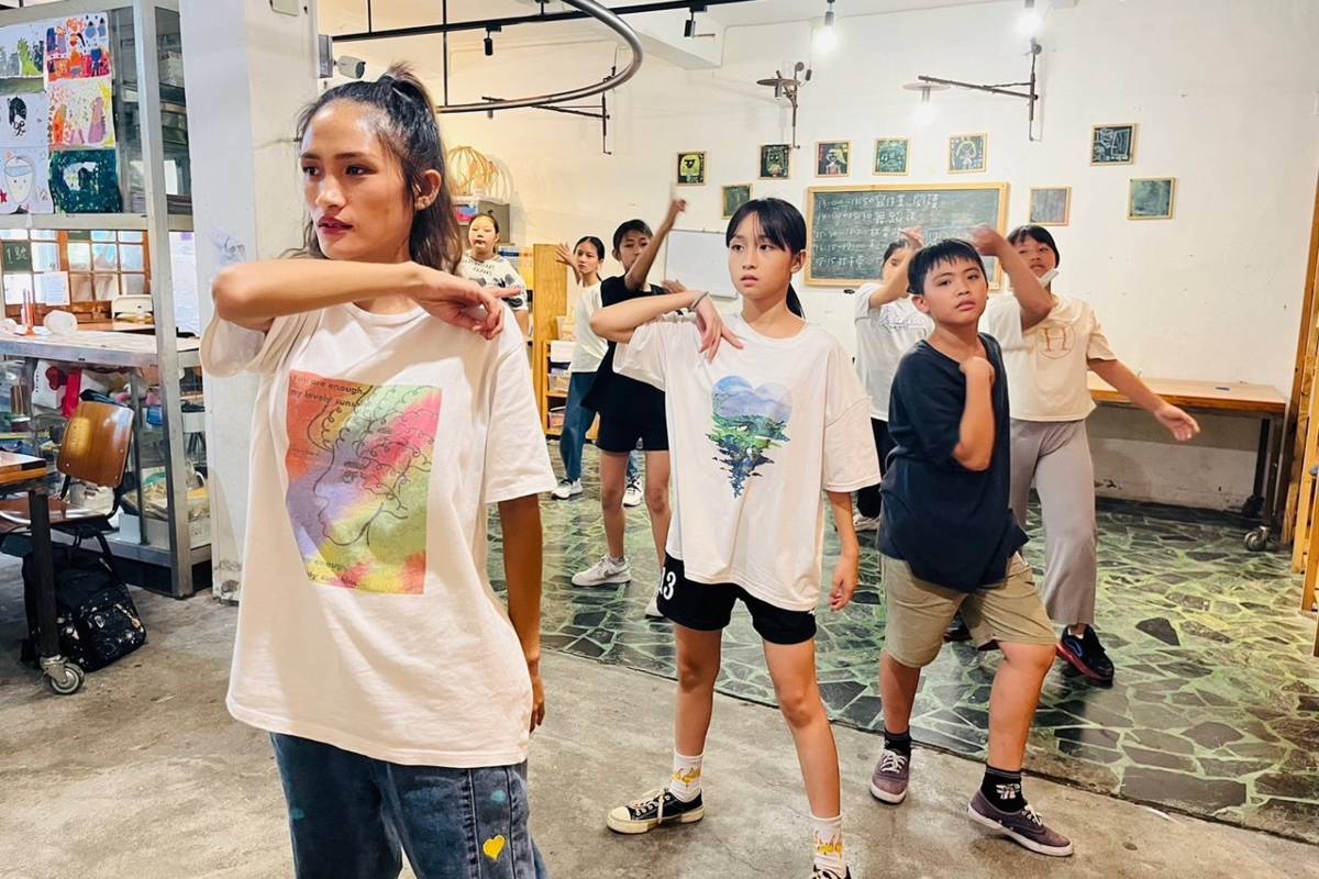 社團法人籿苗教育發展協會團隊讓對舞蹈有興趣的青少女擔任舞蹈老師，發揮自身專長 (教育部提供)