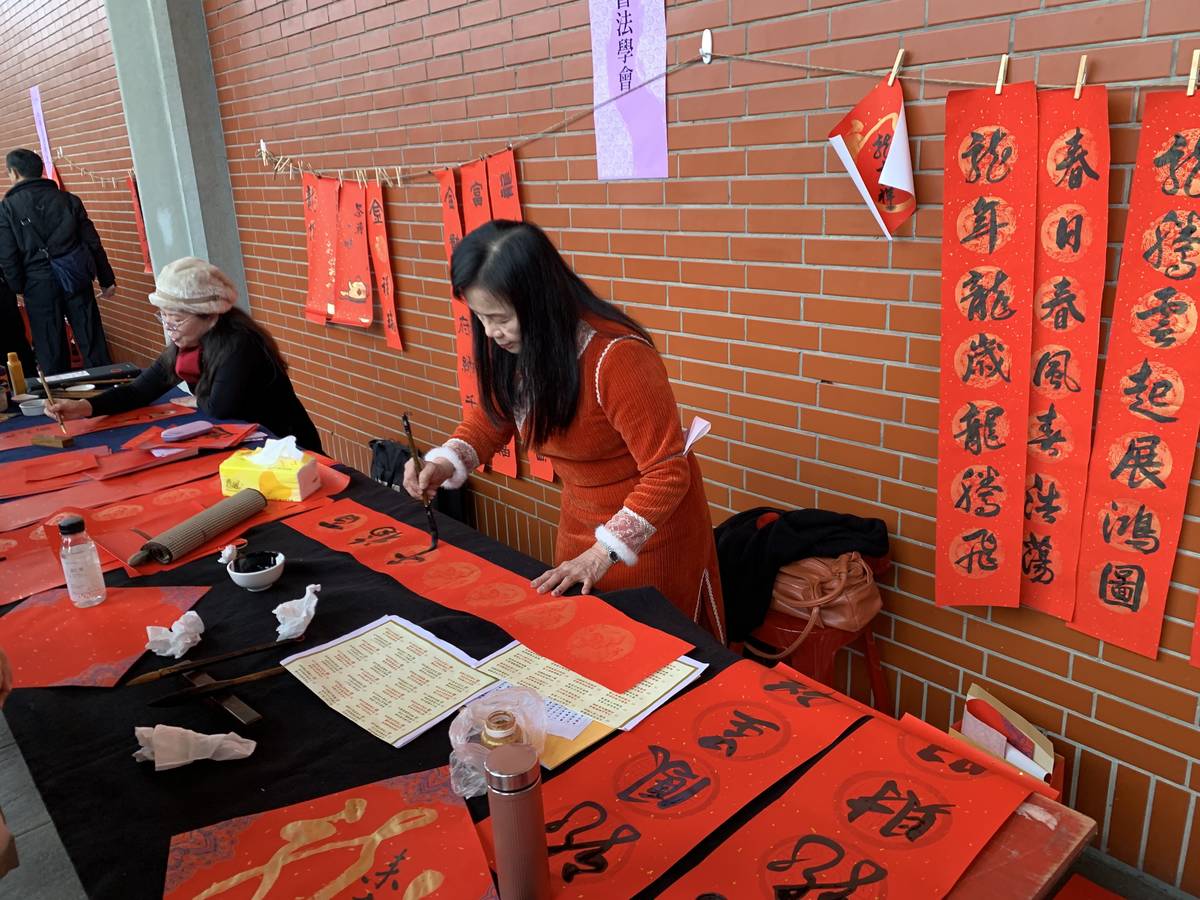 活動現場邀請30個書法團體設攤，書法家揮毫分贈民眾