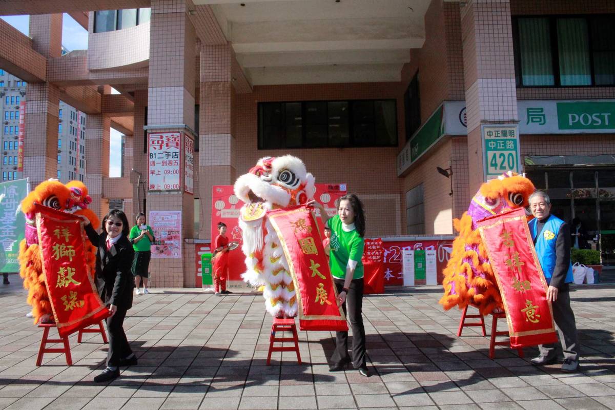 青潭國小醒獅團為「寒士吃飽30」送禮到家活動熱鬧開場