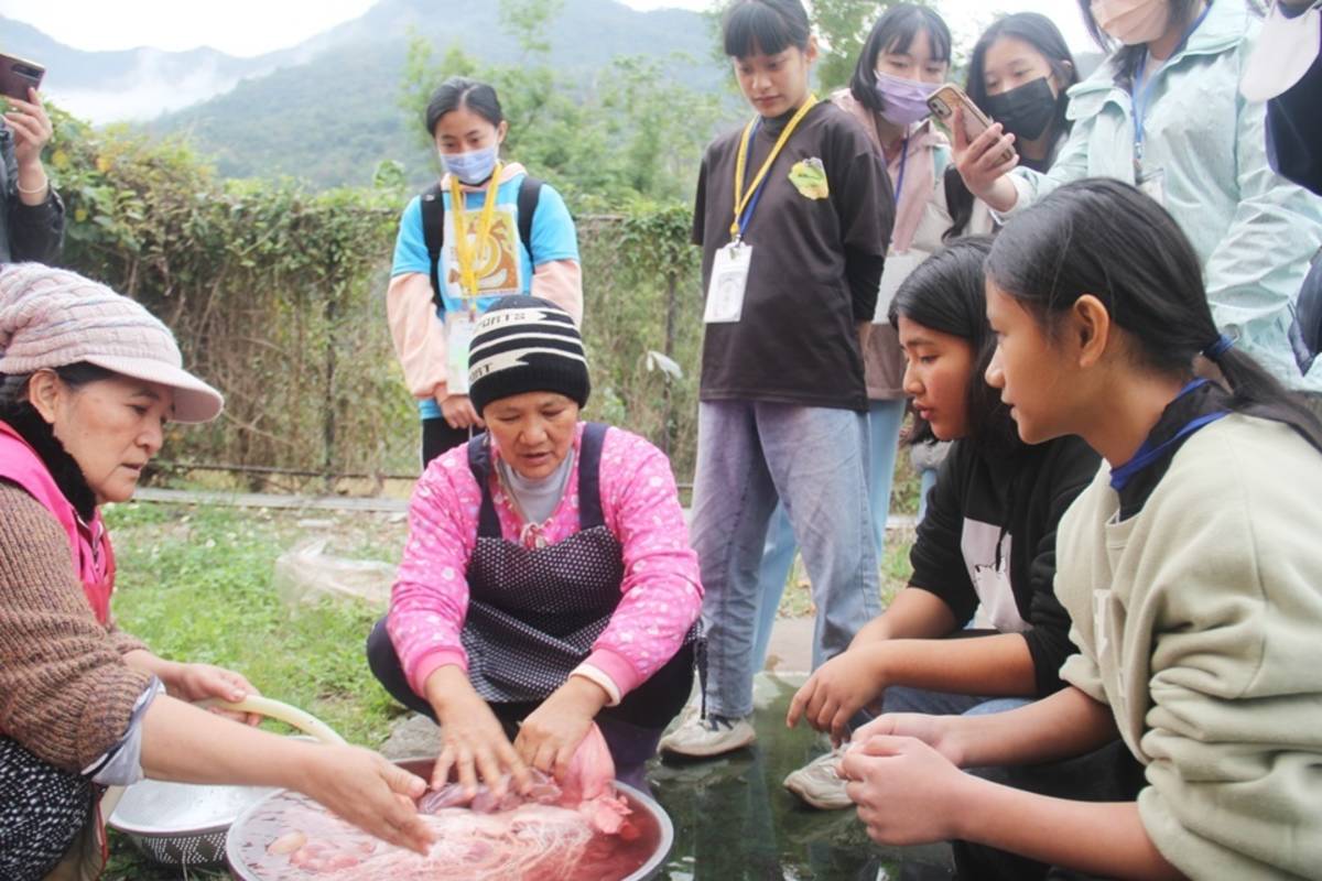 臺東縣武陵國小學童接待新北市中正國小學伴，以及崇光中學25位營隊服務學生，展開6天5夜的數位家族城鄉交流活動。