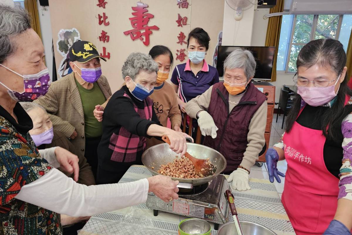 榮家長輩親手製作花生酥糖(圖片來源：榮家提供)