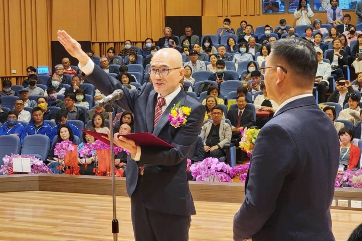 臺東大學新任校長鄭憲宗就職宣誓。