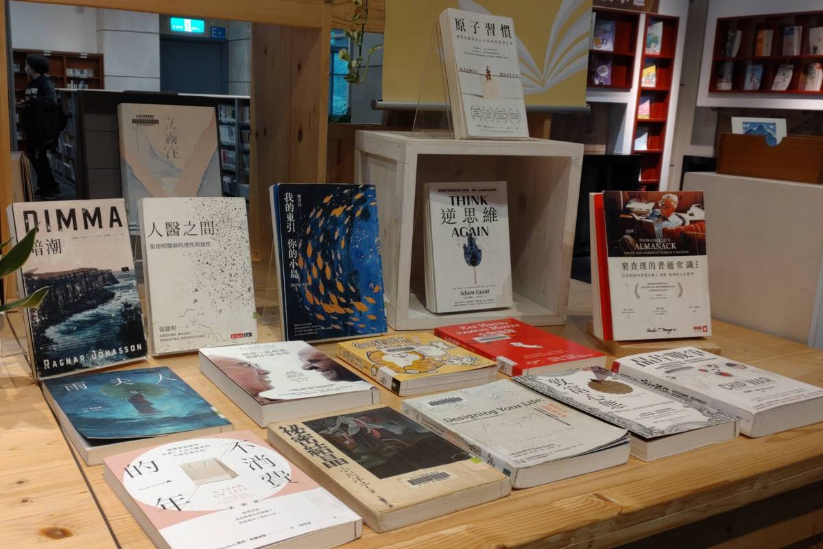 國臺圖借閱排行榜書籍《人醫之間》、《我的東引，你的小島》等4本散文集。(國臺圖提供)