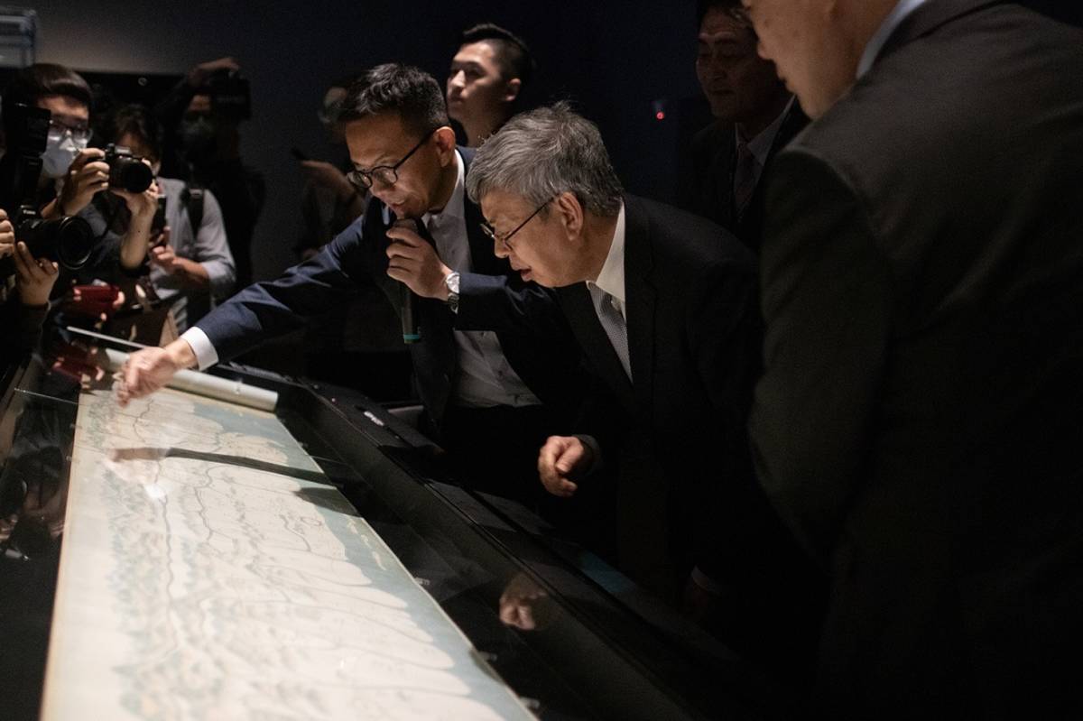 行政院長陳建仁（中）在特展中觀賞18世紀末御製臺灣原漢界址圖。 