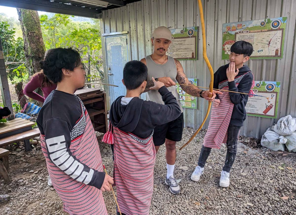 懷卡托大學學生體驗泰雅族傳統射箭