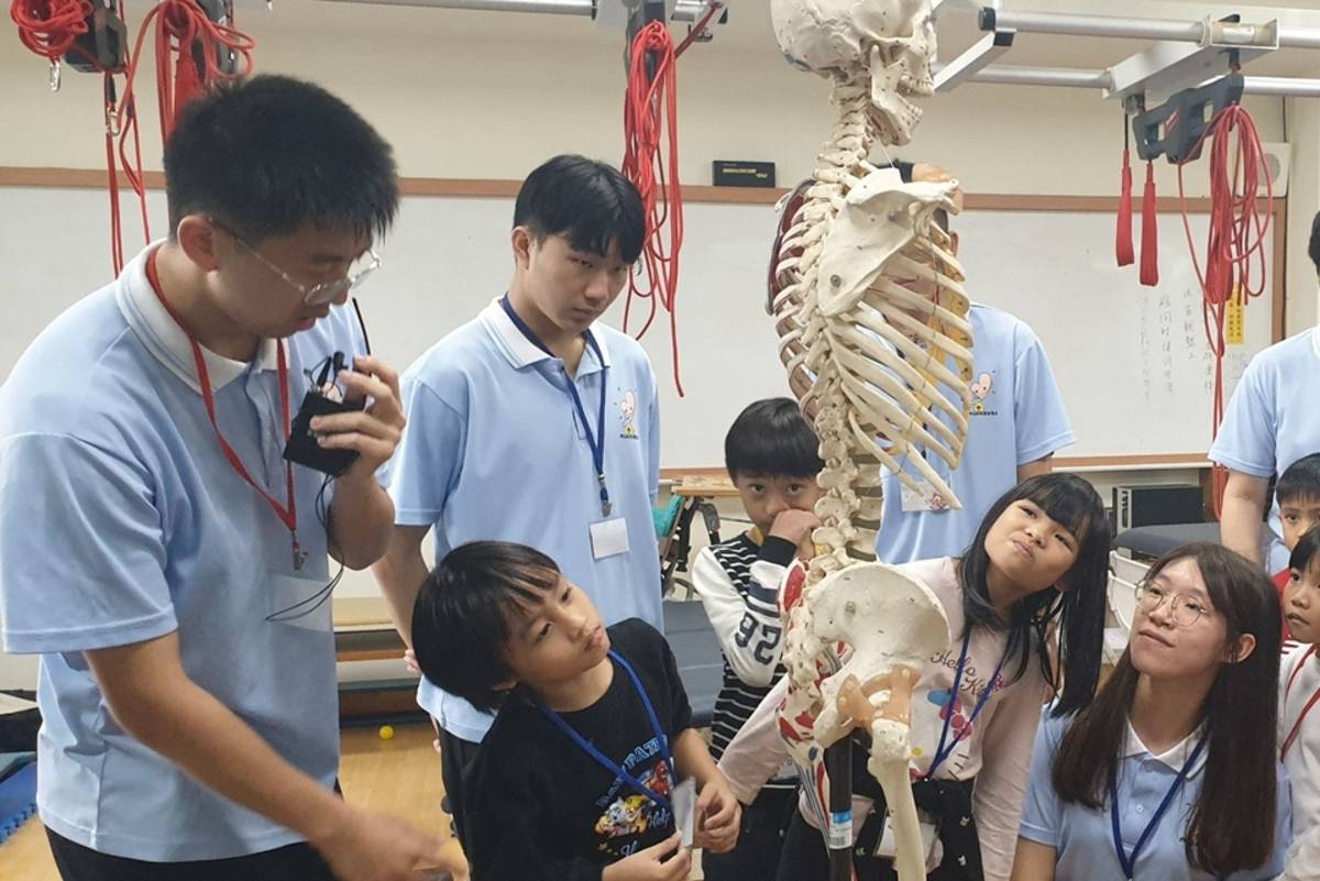 大學生帶學童認識人體構造
