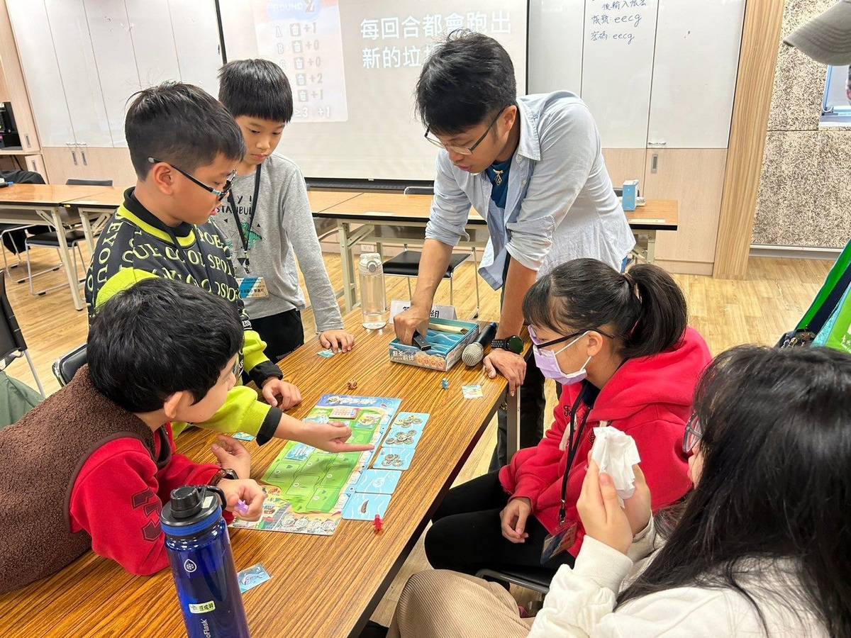 從玩桌遊的過程中認識海洋生物，建立學生與海洋生物與海洋環境的連結