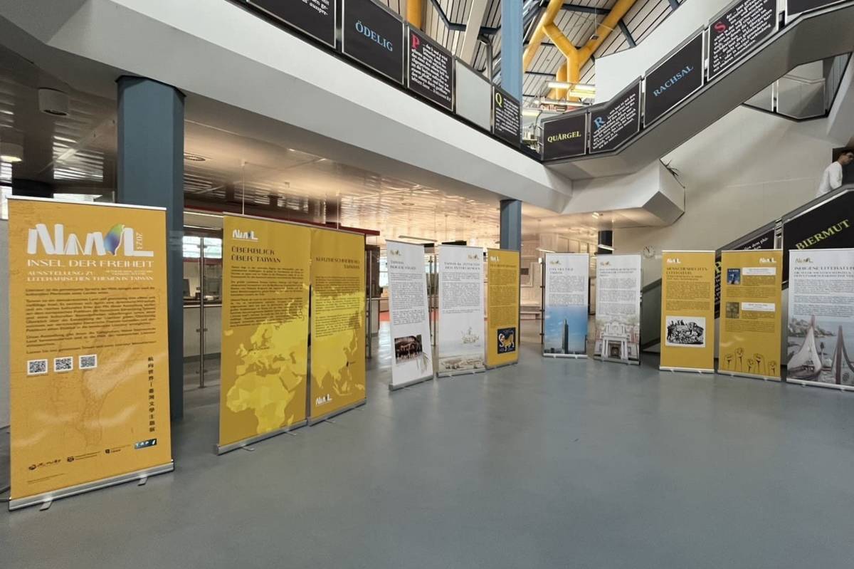 「航向世界：臺灣文學主題展」2023年巡迴歐洲各國，圖為德國特里爾大學圖書館。2024年將前進西班牙巴塞隆納大學圖書館「臺灣週」展出。(臺灣文學館提供)