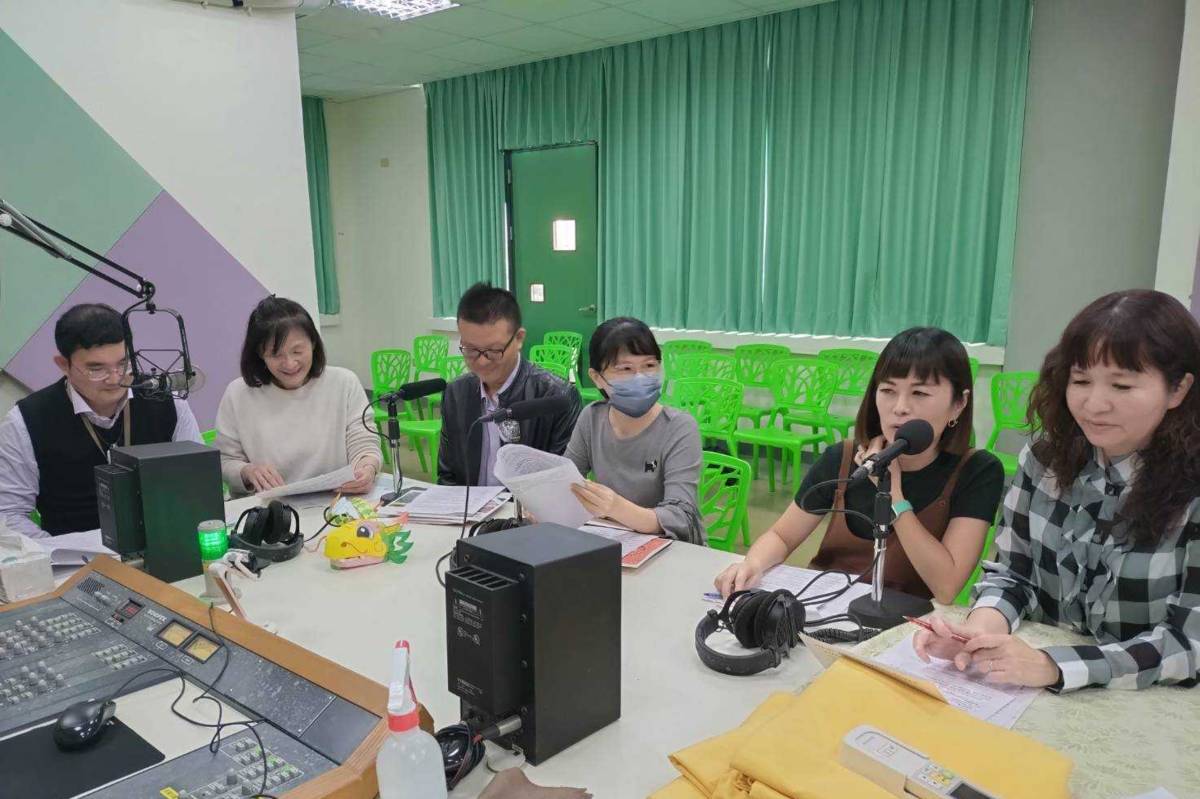 教育局接受電台訪問分享台灣燈會高鐵燈區競賽花燈籌備過程