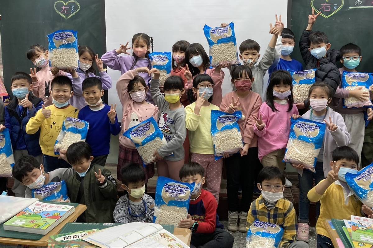 老師發送網溪社區發展協會捐贈的棉花糖，作為學生的開學禮