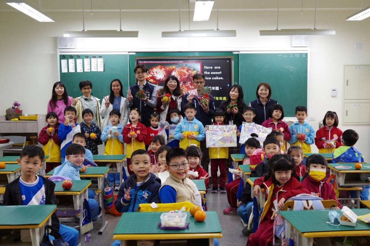 開學日，蔣偉民局長到大雅國小關心開學狀況，也與學生合影