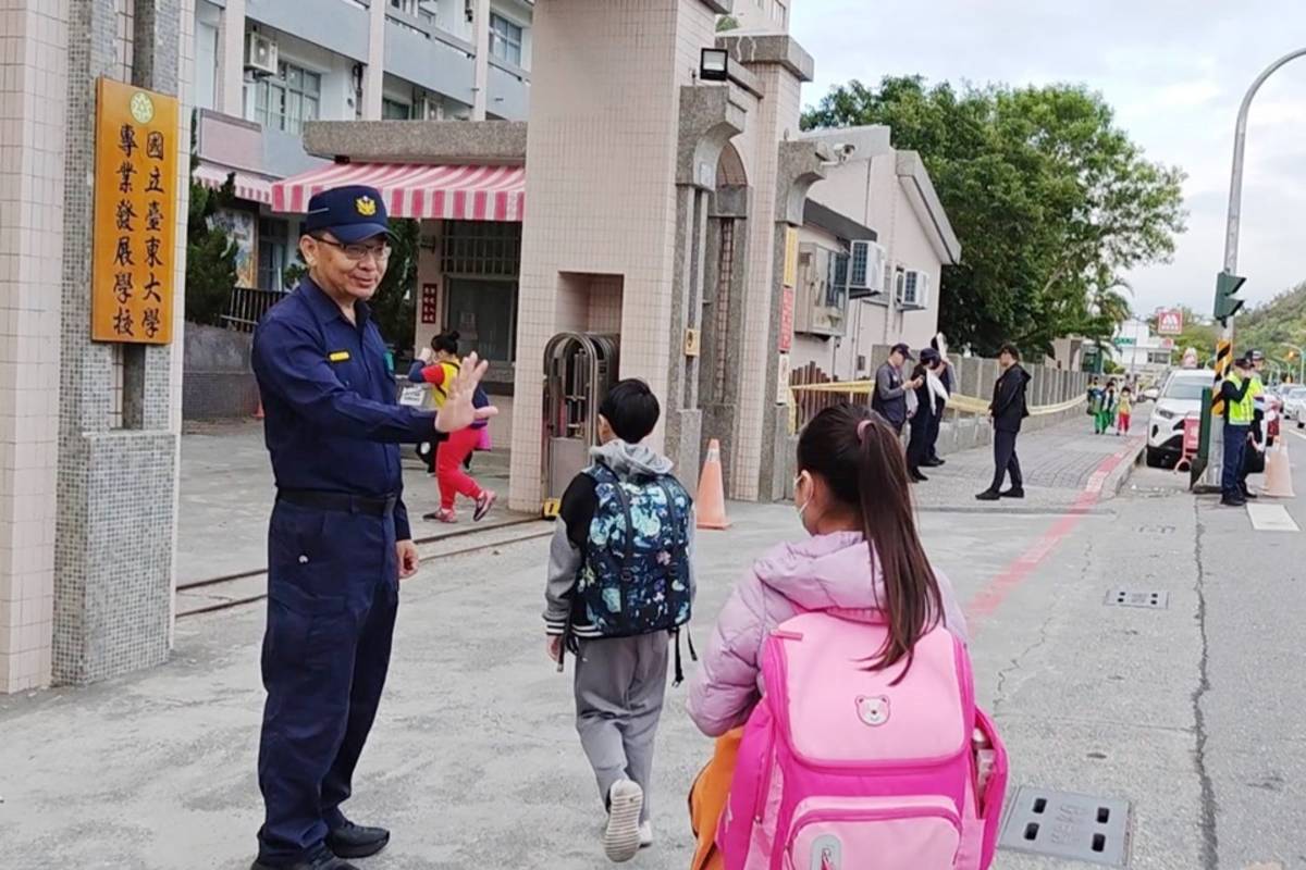 迎接開學日，臺東縣警察局各分局全面啟動「護童專案」，偕同導護老師及學校志工維護學童上、下學安全。