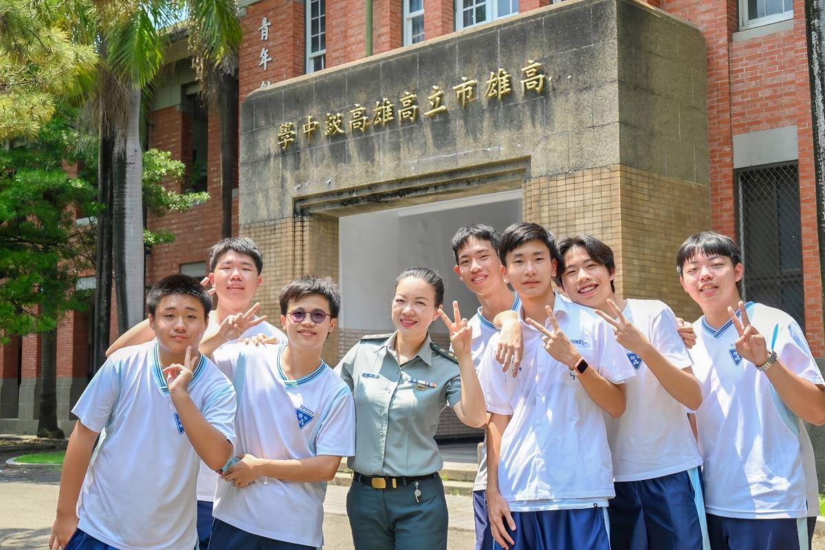 胡中中教官深耕全民國防教育教學及學生生活輔導，深受學生喜愛及學校肯定