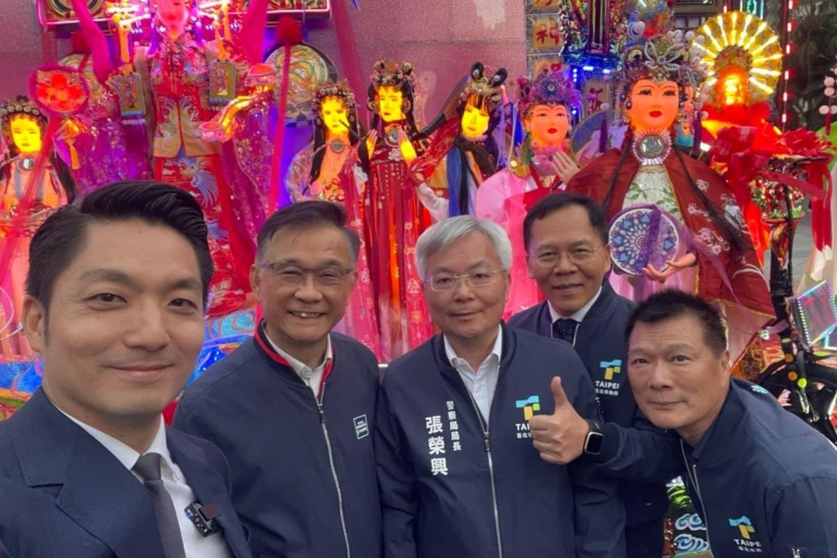臺北市長蔣萬安在臉書PO出，與各局長官一同前往「眾神保庇龍平安」的花燈作品前拍照。