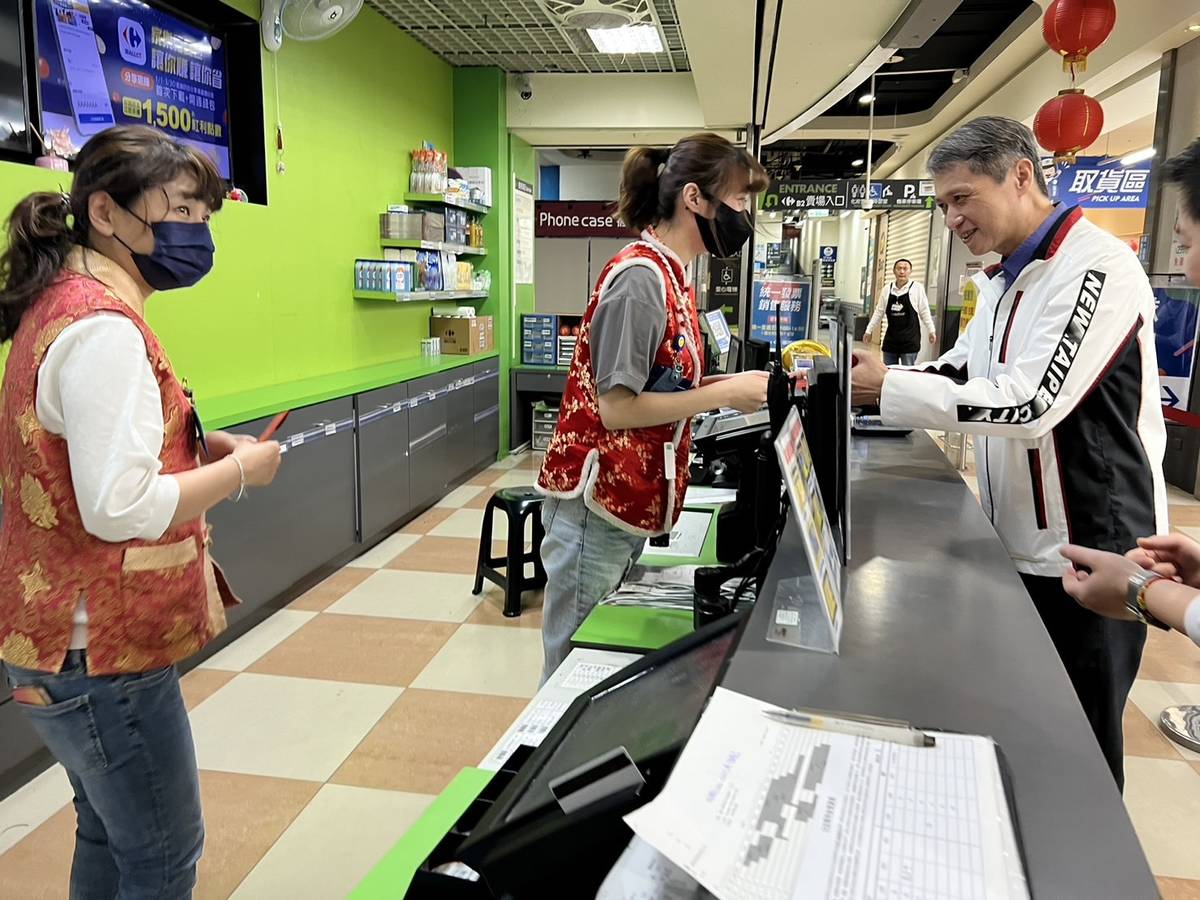 新北市勞工局長陳瑞嘉發放福袋給大賣場員工