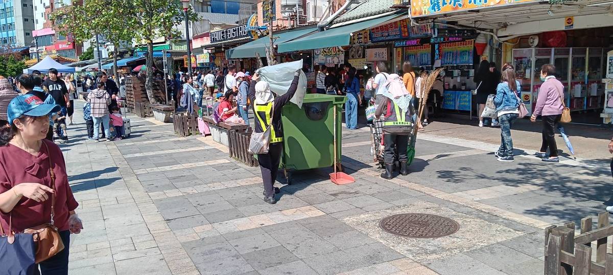 新北河濱公園清潔人員加強清整熱點區域，帶給遊客良好的環境.jpg